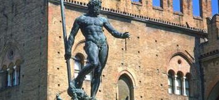 Bologna, Emilia Romagna, Italy. Piazza Maggiore (main square) Fontana del Nettuno; Palazzo del Re Enzo (King Renzo's Palace