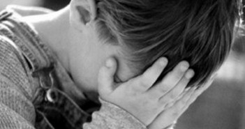 Violenza verso un minore bimbo-picchiato