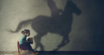 Donne si nasce,assertive si diventa.Riflessioni per una strategia in tempi difficili o2q5ocwhky-bimba-sul-cavallo-a-dondolo-proietta-ombra-di-donna-a-cavallo-l-importante-e-continuare_a