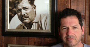 “Una strana tribù. Memorie di famiglia” Papa-and-Grandson-John-Hemingway