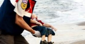 Una conchiglia restituita dal mare bambino-curdo-conchiglia-nel mare