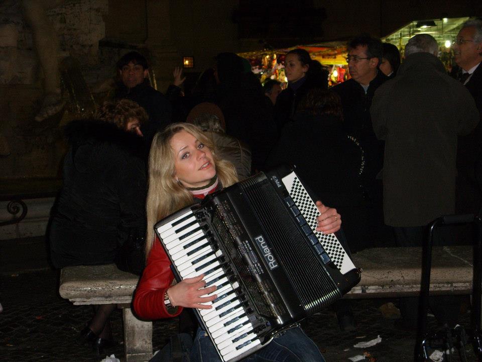 donne-italiane-dols-musicista-strada