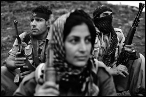 8.jpg = foto di Babak Bordbar, le donne curde che combattono contro l'Isis