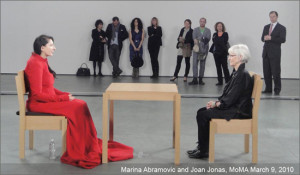 Joan Jonas e Marina Abramovič durante una sua famosa performance