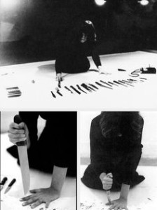 Marina Abramovič durante la sessione con i coltelli - Rhythm10 - 1973