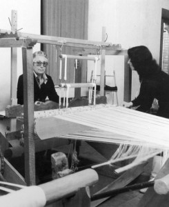 anni 70: a sx. la maestra tessitrice Maria Ciccotti 1911/1992 con l'allieva Franca Caprodossi oggi 66 anni.