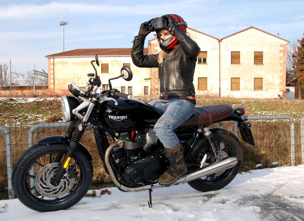 Lisa con Triumph Street Twin