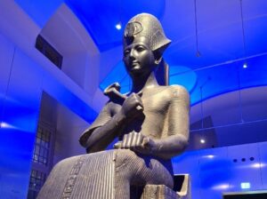 La statua colossale di Ramsess II così come si presenta oggi nel rinnovato allestimento del Museo Egizio (foto di Stefi Pastori Gloss)