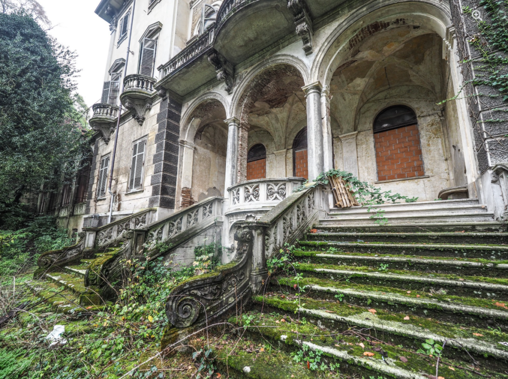 Scalone a tenaglia di Villa Becker (fonte: I Luoghi dell'Abbandono gruppo Facebook)