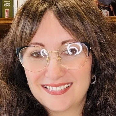 Luana Sciamanna è un’avvocata penalista nata a Genzano di Roma nel 1978 e vive ad Ariccia. È esperta di violenza di genere e relazioni abusive, e collabora con i centri antiviolenza dei Castelli Romani, fornendo consulenza e assistenza legale alle donne vittime di violenza. È anche docente per la Regione Lazio nella formazione degli operatori della rete antiviolenza territoriale, e fondatrice e Presidente dell’associazione di promozione sociale “Crisalide Donne per le Donne”, che si occupa di consapevolezza ed empowerment femminile.

https://www.dols.it/2025/06/17/luana-sciamanna/